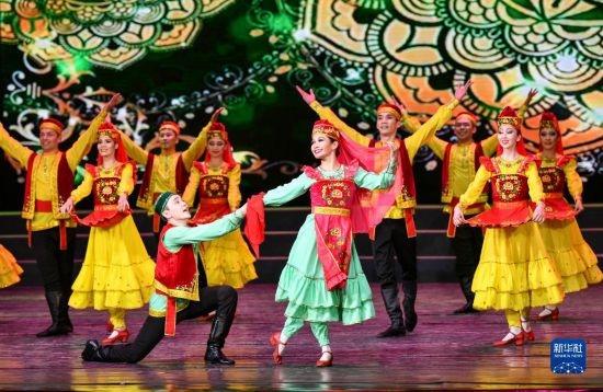 7月21日，哈薩克斯坦薩爾塔納國家舞蹈團的演員在演出。