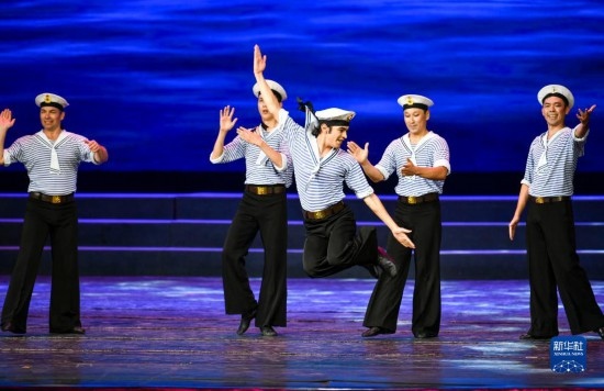 7月21日，哈薩克斯坦薩爾塔納國家舞蹈團的演員在演出。