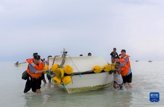 7月21日，中國(guó)海軍“和平方舟”號(hào)醫(yī)院船醫(yī)護(hù)人員涉水登島，前往基里巴斯一診療點(diǎn)。新華社記者 黎云 攝
