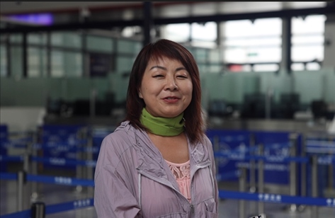 7月22日，曾經(jīng)在老撾瑯勃拉邦工作過3年的加拿大華僑孫月玲乘坐中老鐵路國際旅客列車從中國出境。衛(wèi)海林 攝