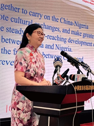 中國駐拉各斯總領(lǐng)館總領(lǐng)事嚴(yán)宇清致辭。駐拉各斯總領(lǐng)館供圖