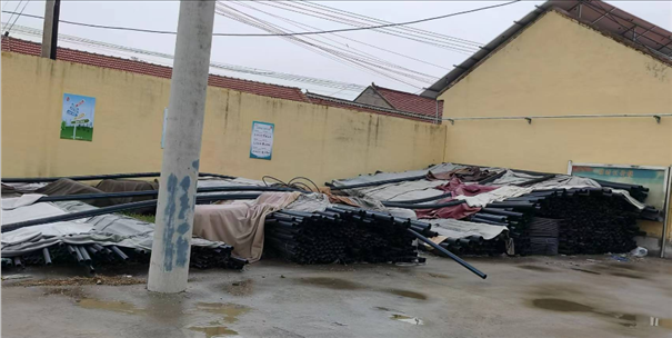 至今仍堆放在村委會院里的自來水管道。 人民網(wǎng)記者 金慧慧攝