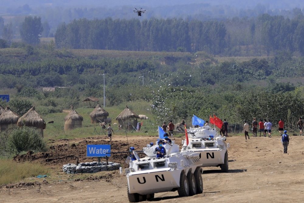 ↑2021年9月15日，在“共同命運-2021”國際維和實兵演習綜合演練中，維和分隊采用無人機拋撒傳單宣傳和平理念。新華社記者 劉芳 攝