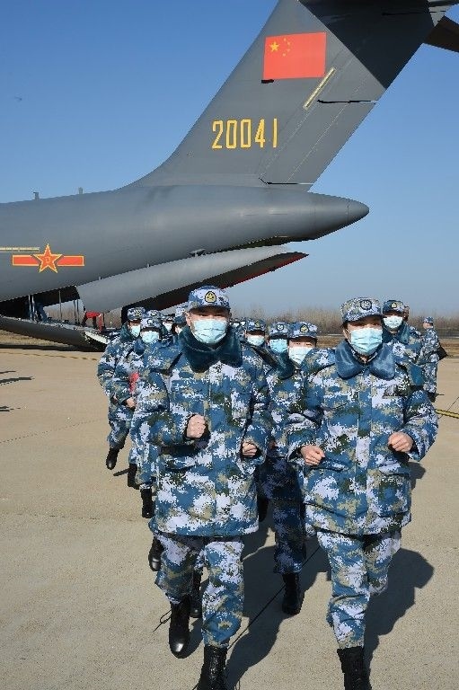 ↑2020年2月17日，一批軍隊支援湖北醫(yī)療隊員抵達武漢天河機場。新華社記者 黎云 攝