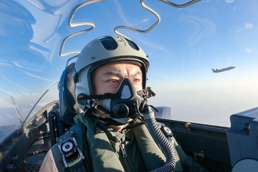 ↑全國人大代表、“強軍先鋒飛行大隊”大隊長高中強進行編隊飛行訓練（2023年2月9日攝）。新華社發(fā)（姜皓元 攝）