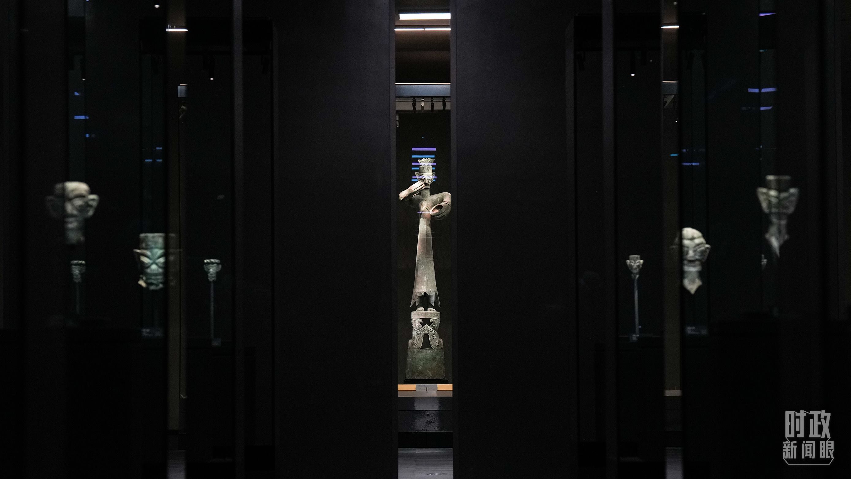 △三星堆出土的青銅大立人像。（總臺(tái)國(guó)廣記者李晉拍攝）