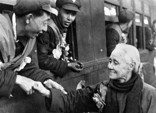 全國的鐵路工人們，一批批地志愿前往朝鮮前線工作，這是隴海路的鐵路工人魏志杰在臨行時和他母親告別的情形。新華社發(fā)（資料照片）