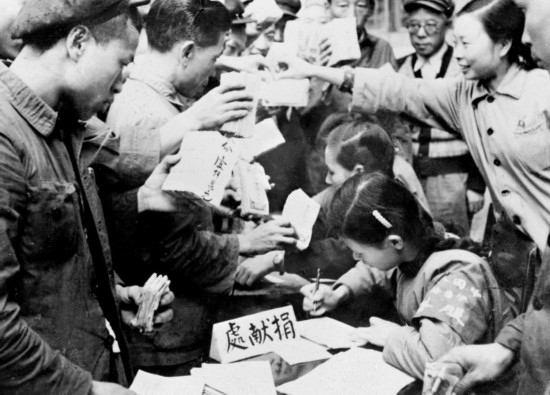 全國各地工商界踴躍捐獻(xiàn)款項(xiàng)，支援志愿軍。這是重慶市工商業(yè)者捐獻(xiàn)的情形。新華社發(fā)（資料照片）