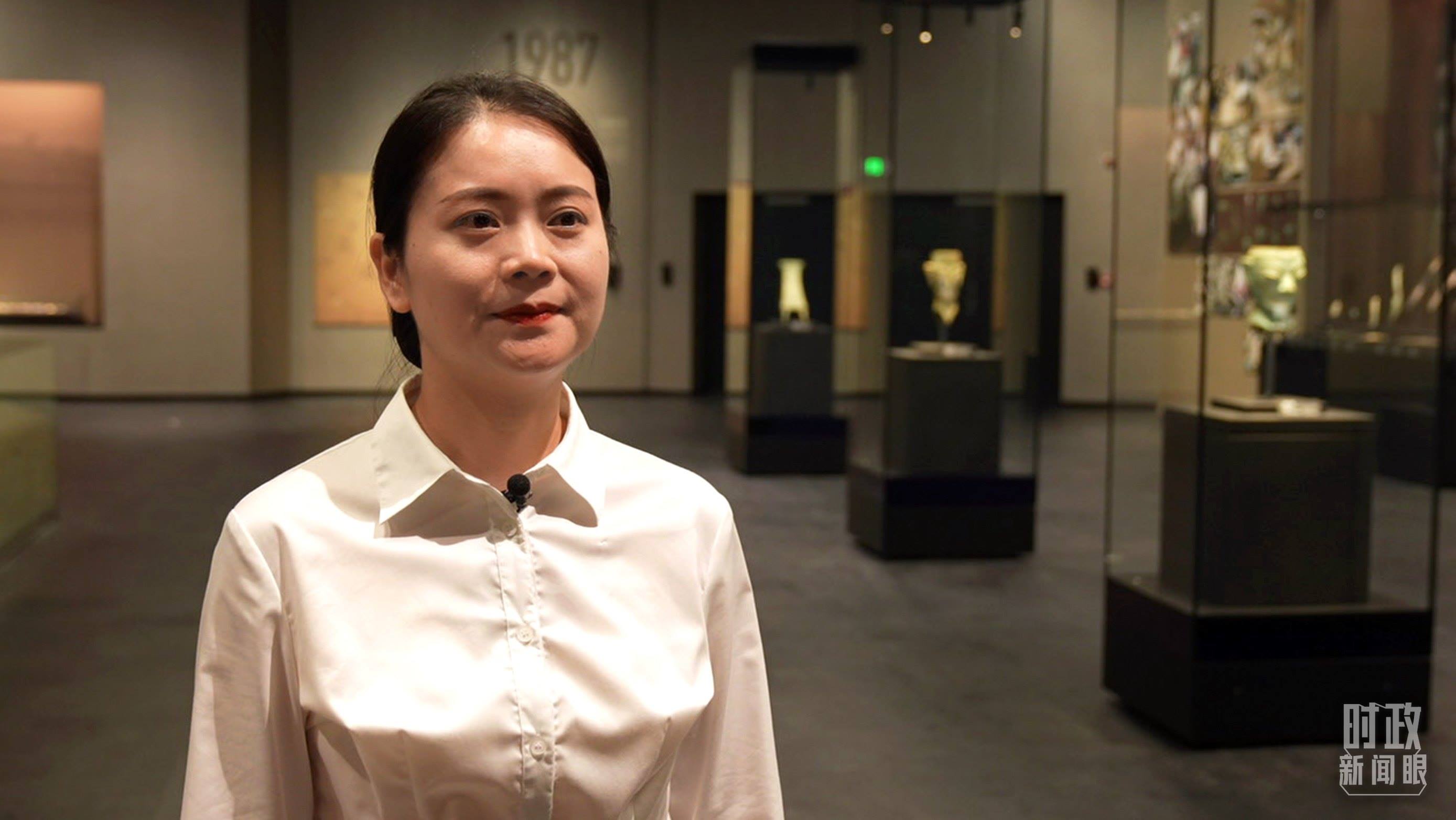 △當(dāng)天現(xiàn)場(chǎng)負(fù)責(zé)講解的三星堆博物館公眾服務(wù)部程靜。（總臺(tái)央廣記者馬喆拍攝）