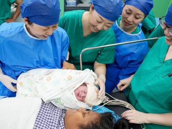 中國海軍“和平方舟”號醫(yī)院船在基里巴斯為29歲的塔拉瓦居民德阿瑞接生了一名“和平寶寶”（2023年7月16日攝）。新華社發(fā)（劉偉 攝）