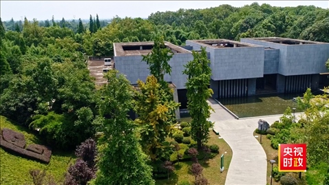 △2021年正式投入使用的三星堆文物保護修復(fù)館，堅持保護修復(fù)與考古研究同步進行，館內(nèi)分文保工作區(qū)和參觀區(qū)。