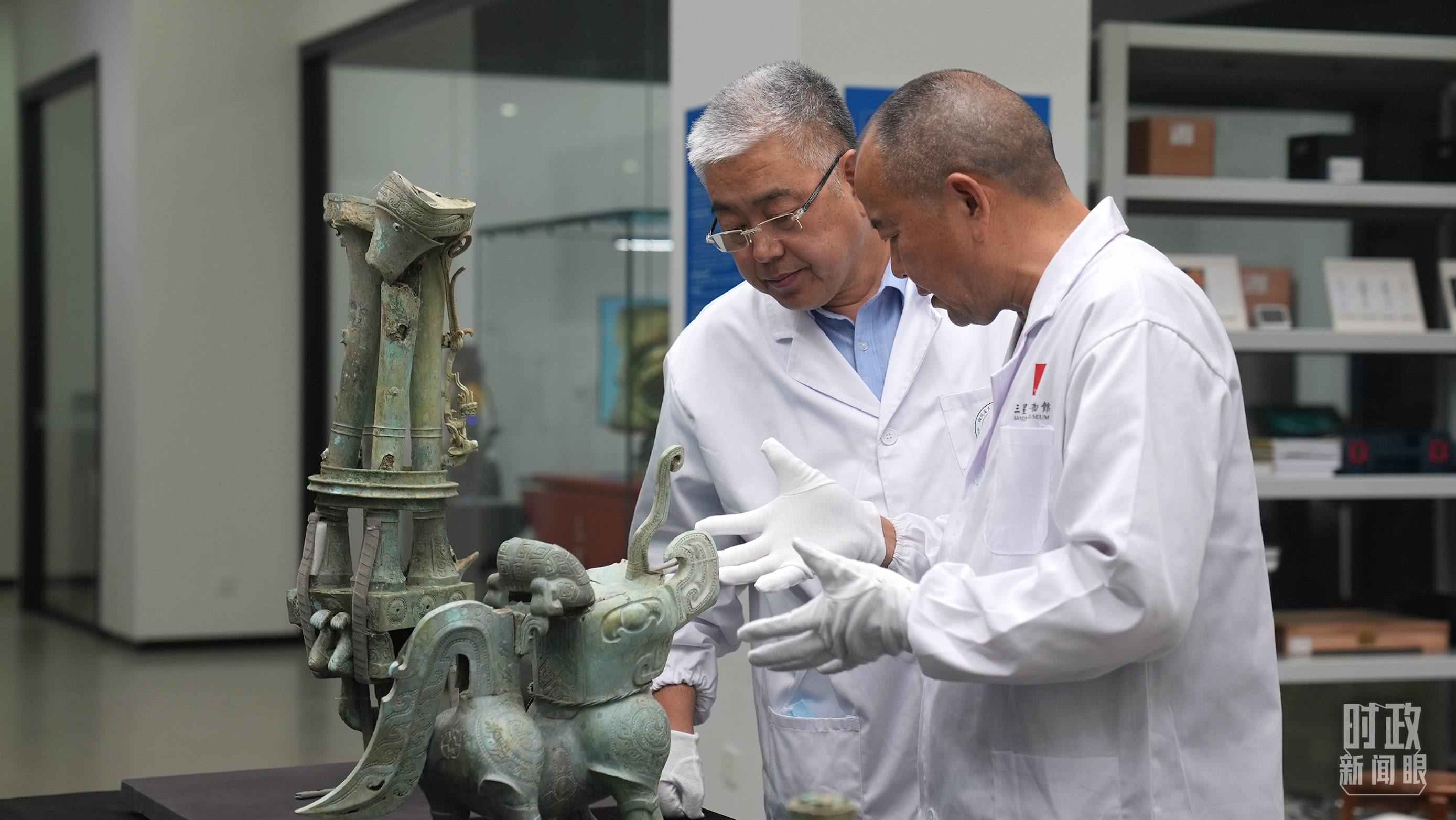 △三星堆文保專家正在就修復(fù)方案進(jìn)行討論。（總臺(tái)央視記者劉琦拍攝）