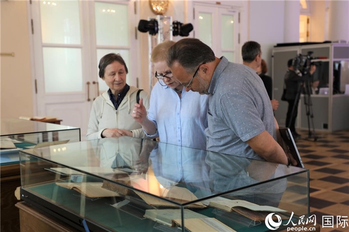 中俄圖書館論壇嘉賓共同參觀由俄羅斯國(guó)立列寧圖書館舉辦的館藏中國(guó)古籍善本圖書展。人民網(wǎng)記者 隋鑫攝