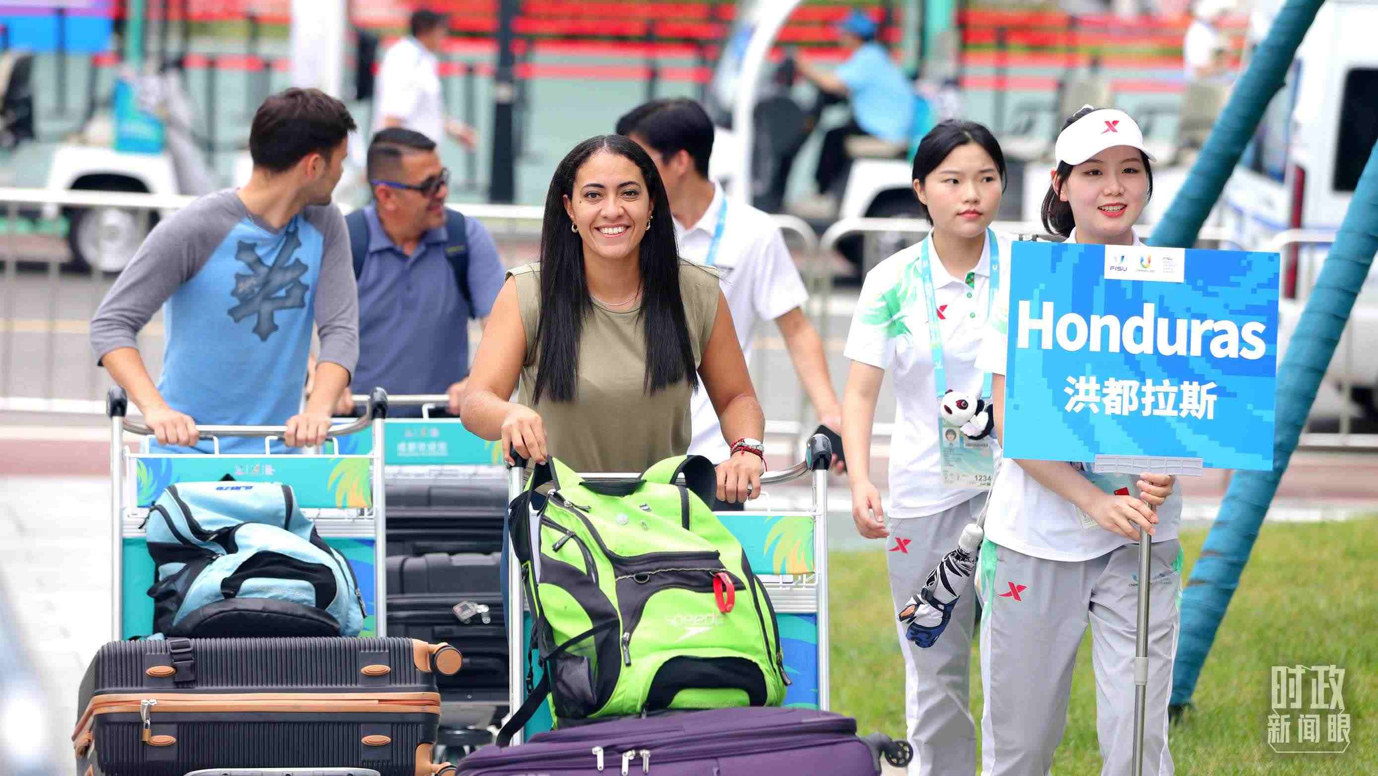 各國代表團成員相繼抵達成都大運村。（總臺央視記者魏幫軍拍攝）