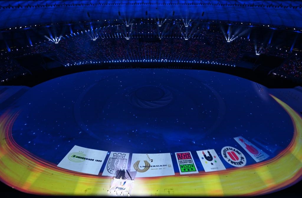 7月28日，國(guó)際大學(xué)生體育聯(lián)合會(huì)會(huì)旗在開(kāi)幕式上入場(chǎng)。新華社記者劉磊攝