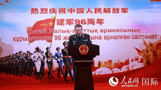 哈國(guó)防部副部長(zhǎng)卡馬列特季諾夫中將發(fā)表致辭。人民網(wǎng)記者 李強(qiáng)攝