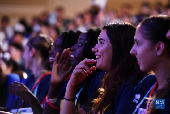 7月29日，外國運動員在聯(lián)歡會現(xiàn)場觀看節(jié)目。新華社記者 張端 攝