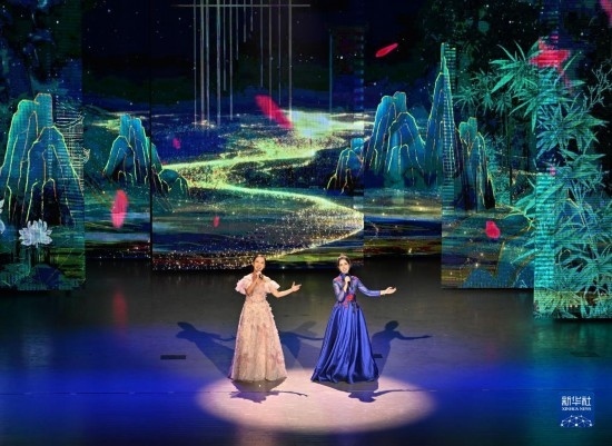 7月29日，演員在聯(lián)歡會現(xiàn)場演唱。新華社記者 蔡湘鑫 攝