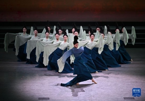 7月29日，演員在聯(lián)歡會現(xiàn)場表演《只此青綠》。新華社記者 蔡湘鑫 攝