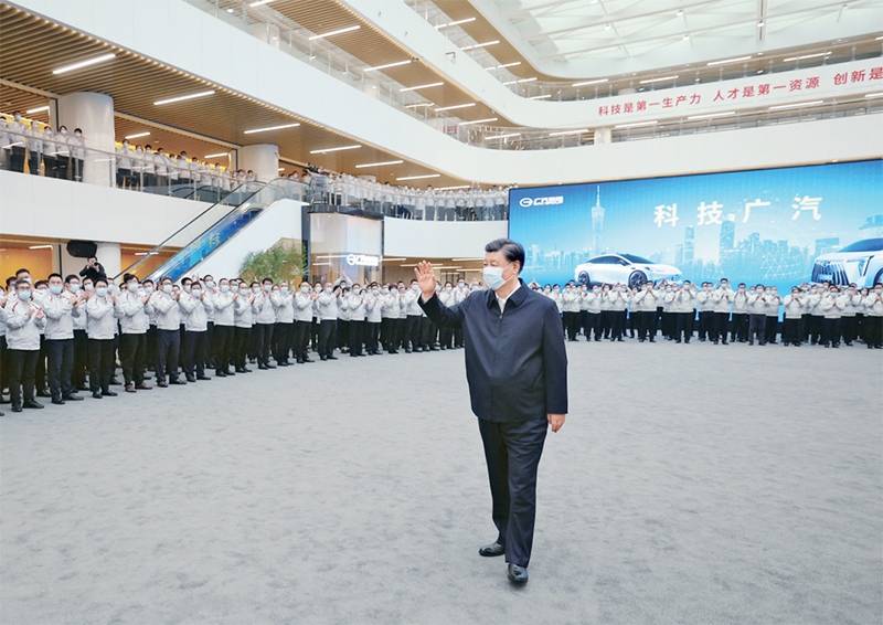 2023年4月10日至13日，中共中央總書記、國家主席、中央軍委主席習(xí)近平在廣東考察。這是12日下午，習(xí)近平在廣汽研究院向職工們揮手致意。 新華社記者 鞠鵬/攝