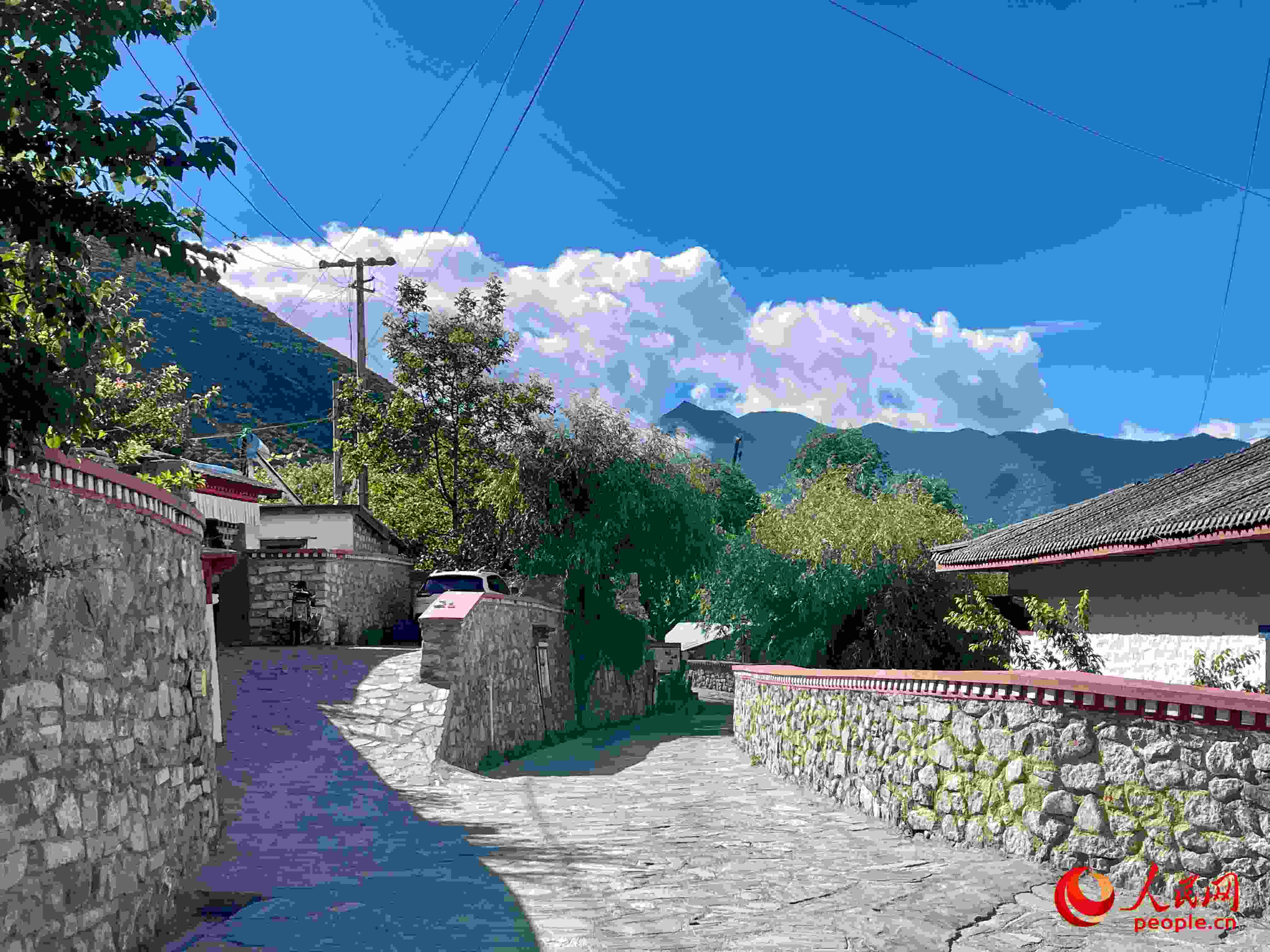 嘎拉村的村貌。人民網(wǎng) 周靜圓攝