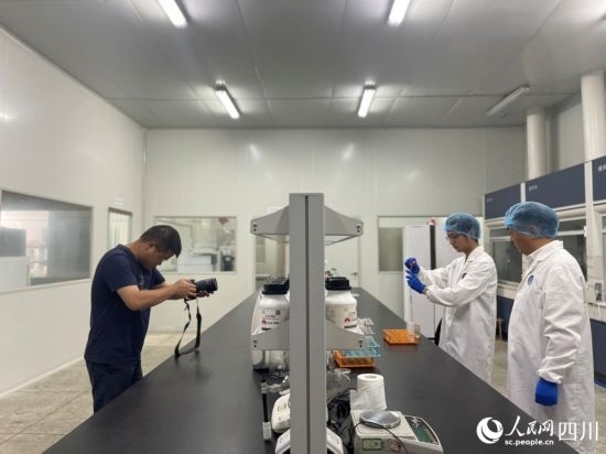 記者在位于成都市大邑縣的海光食品有限公司進(jìn)行采訪。人民網(wǎng)記者 何旭攝