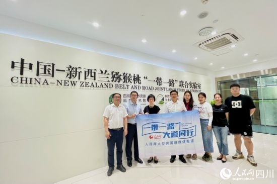 采訪團(tuán)走進(jìn)中國(guó)-新西蘭獼猴桃“一帶一路”聯(lián)合實(shí)驗(yàn)室。人民網(wǎng)記者 朱虹攝