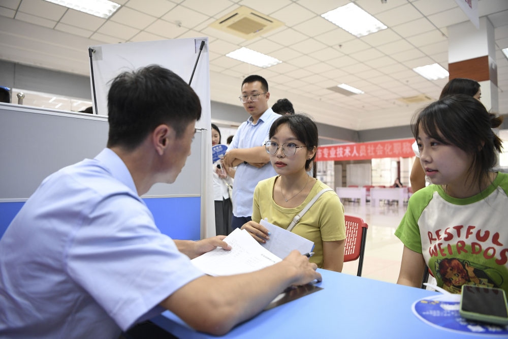 2023年7月29日，“揚就業(yè)之帆，啟夢想之旅”2023年寧夏（銀川）離校未就業(yè)高校畢業(yè)生招聘會在寧夏（銀川）人力資源服務(wù)產(chǎn)業(yè)園舉行。求職者（右）在招聘會現(xiàn)場與用人單位交流。新華社記者 馮開華 攝