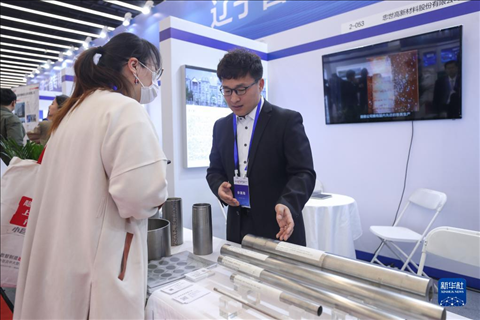 4月8日，參展商在2023中國中小企業(yè)發(fā)展大會“專精特新”中小企業(yè)展覽會上向觀眾介紹產品。新華社記者 龍雷 攝