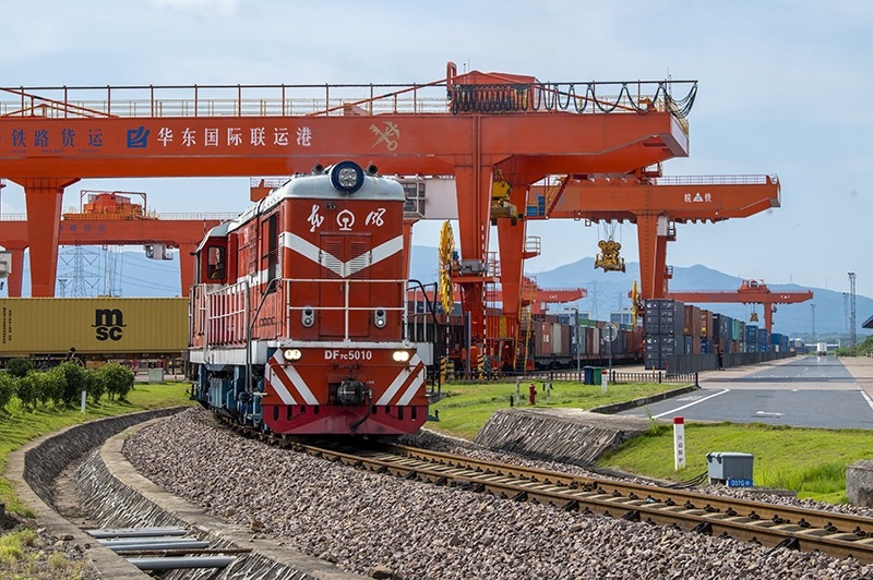 △2023年7月25日，在浙江省金華市華東國際聯(lián)運(yùn)港，一輛“義新歐”中歐班列裝載著110個(gè)標(biāo)箱日用百貨、家用電器、家裝材料等貨物，啟程駛向哈薩克斯坦。