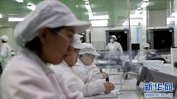 工人在大連達利凱普科技股份公司生產車間工作。新華網發(fā)