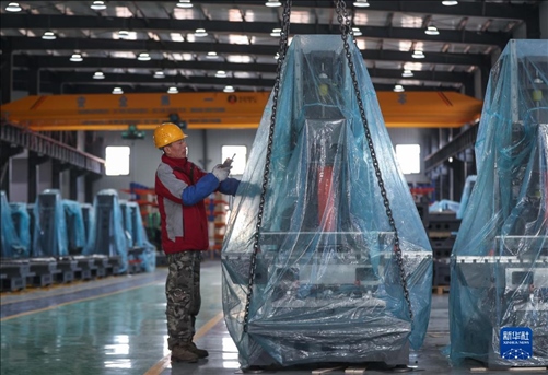 工人在阜新勁達精密機械有限公司生產車間工作。新華社記者龍雷攝