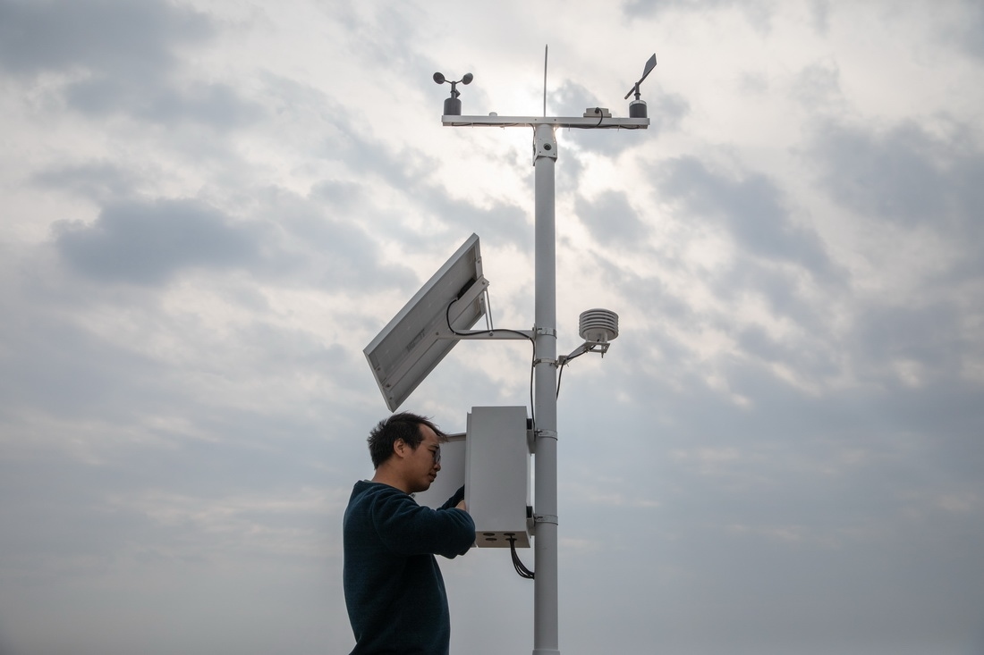 在北大荒集團閆家崗農(nóng)場有限公司農(nóng)業(yè)現(xiàn)代化示范區(qū)，工作人員在調(diào)試氣象設(shè)備（4月27日攝）。新華社記者 張濤 攝