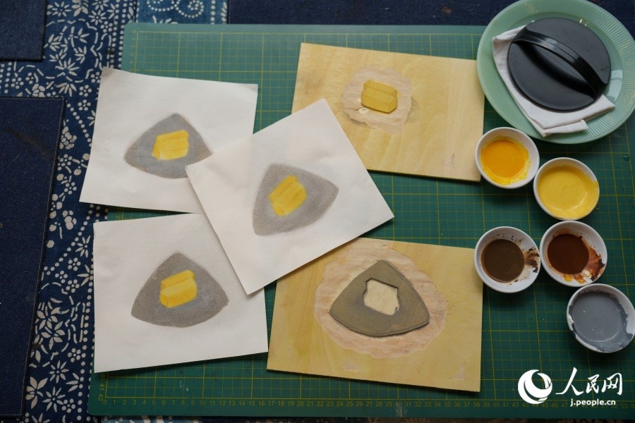 圖為丁未堂創(chuàng)作的木版畫及木版。人民網(wǎng)記者 張若涵攝