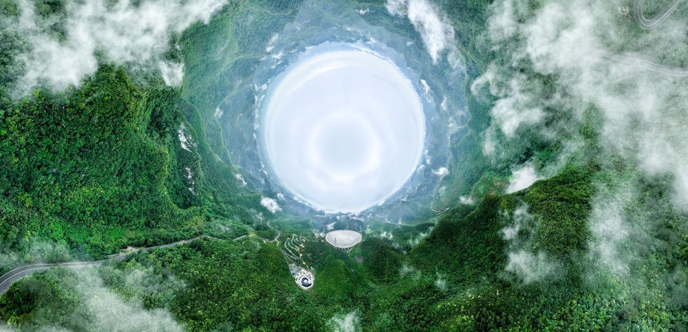 6月22日拍攝的“中國天眼”全景（維護(hù)保養(yǎng)期間拍攝，無人機(jī)全景拼接照片）。新華社記者 歐東衢 攝