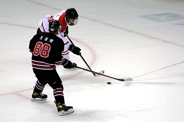 陜西隊球員馬思成與黑龍江隊球員王泓博爭搶。人民網(wǎng)記者 胡雪蓉攝