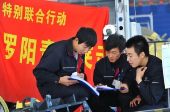 在工作中的“羅陽青年突擊隊(duì)”隊(duì)員。航空工業(yè)沈飛供圖