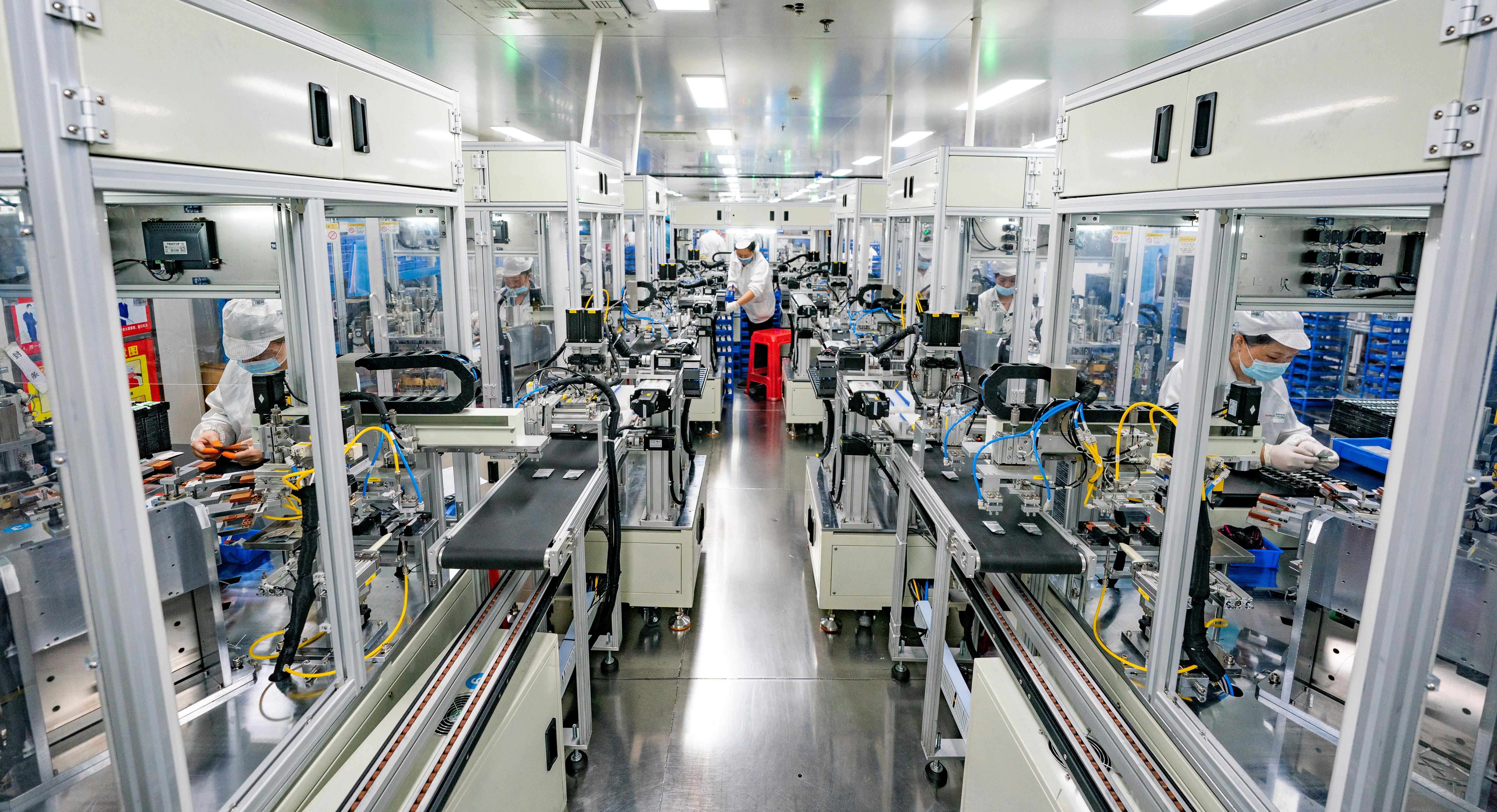2023年5月17日，江西新余一家電子公司生產(chǎn)車間內(nèi)，技術(shù)工人在鋰電池生產(chǎn)線忙于趕制訂單產(chǎn)品。