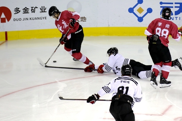 重慶隊球員與內(nèi)蒙古球員拼搶。人民網(wǎng)記者 胡雪蓉攝