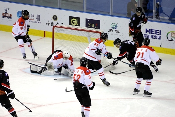 門前混戰(zhàn)。人民網(wǎng)記者 胡雪蓉攝