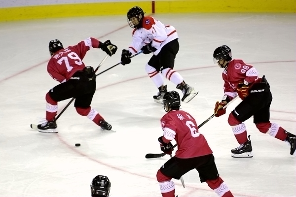 重慶隊球員常久遠(左)與陜西隊球員呂知宜拼搶。人民網(wǎng)記者 胡雪蓉攝