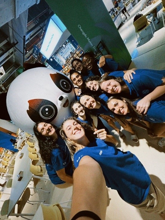 葡萄牙女籃隊(duì)員在成都大運(yùn)村自拍。 受訪者供圖