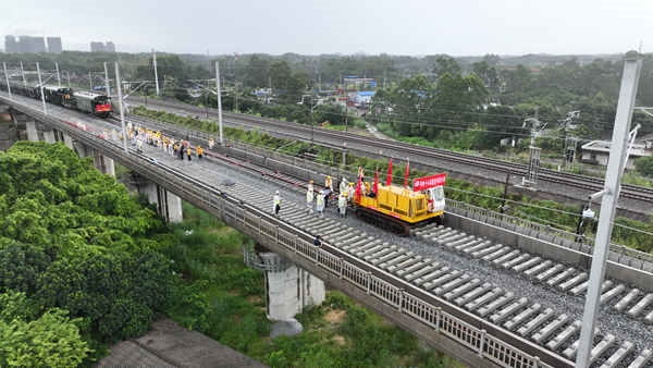 防東鐵路鋪軌現(xiàn)場航拍。