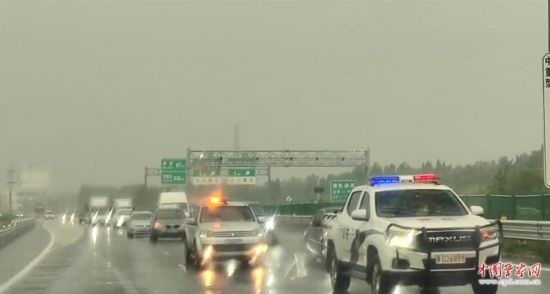 8月2日，京港澳高速，高速交警涿州大隊(duì)警車帶道引導(dǎo)救援物資車隊(duì)進(jìn)入涿州災(zāi)區(qū)。