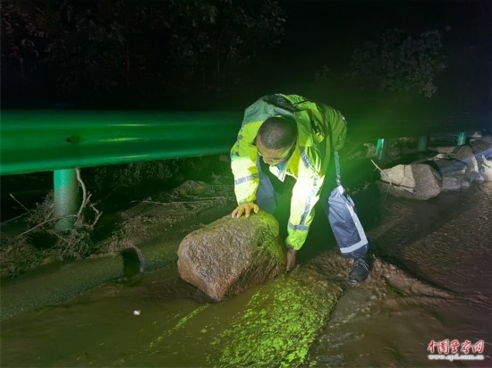 7月31日，張涿高速，高速交警涿鹿大隊(duì)民警清理山體滑坡路面落石。