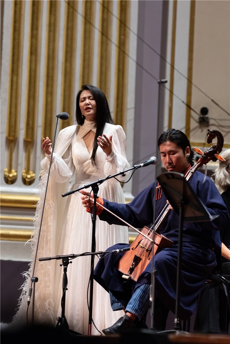 圖片說(shuō)明： 8月5日，2023愛(ài)丁堡國(guó)際藝術(shù)節(jié)開(kāi)幕式音樂(lè)會(huì)《慈悲頌》的演出現(xiàn)場(chǎng)。藝術(shù)節(jié)組委會(huì)供圖