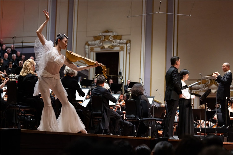 圖8月5日，2023愛(ài)丁堡國(guó)際藝術(shù)節(jié)開(kāi)幕式音樂(lè)會(huì)《慈悲頌》的演出現(xiàn)場(chǎng)。藝術(shù)節(jié)組委會(huì)供圖