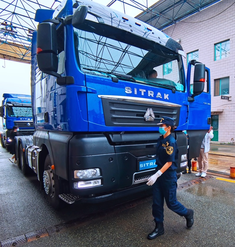 關(guān)員正在對出口車輛進行登臨檢查。人民網(wǎng)記者 栗翹楚攝