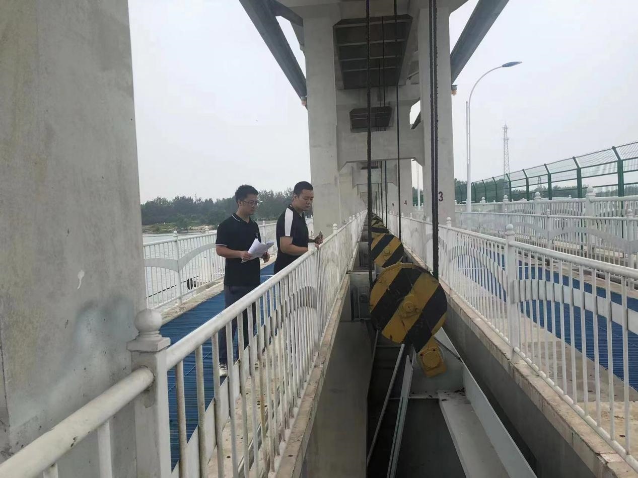 海委海河下游管理局獨(dú)流減河進(jìn)洪閘管理處工作人員檢查水閘閘門啟閉機(jī)。受訪者供圖