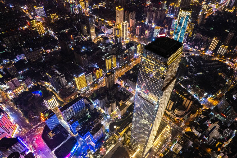 這是6月7日夜間拍攝的長(zhǎng)沙城區(qū)景色（無(wú)人機(jī)照片）。新華社記者 陳思汗 攝